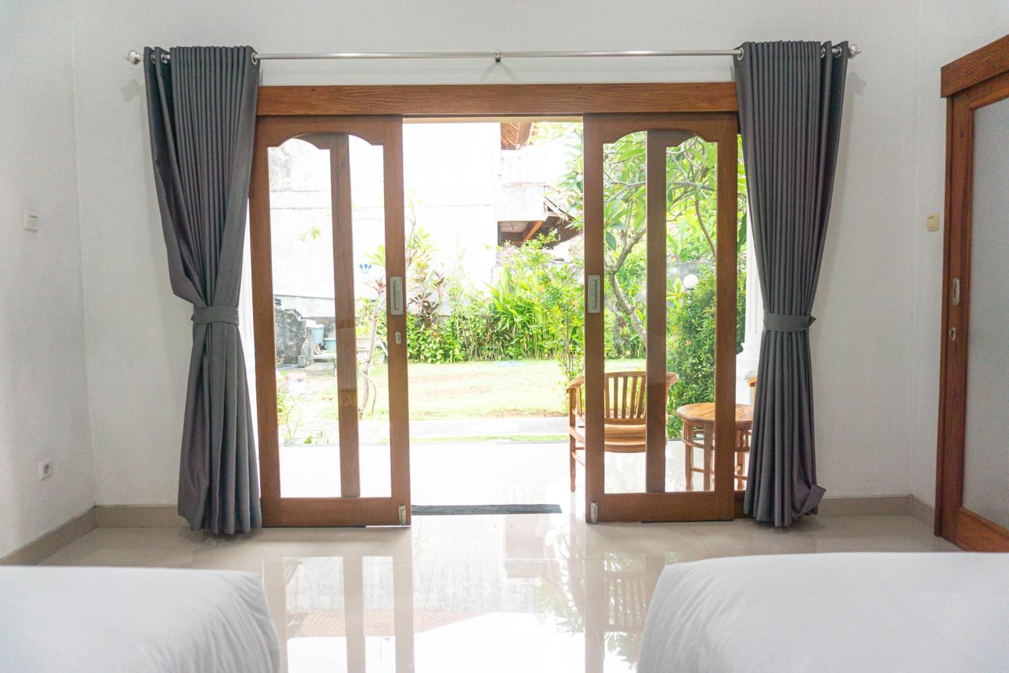 Srinadi Guest House Lovina Bagian luar foto