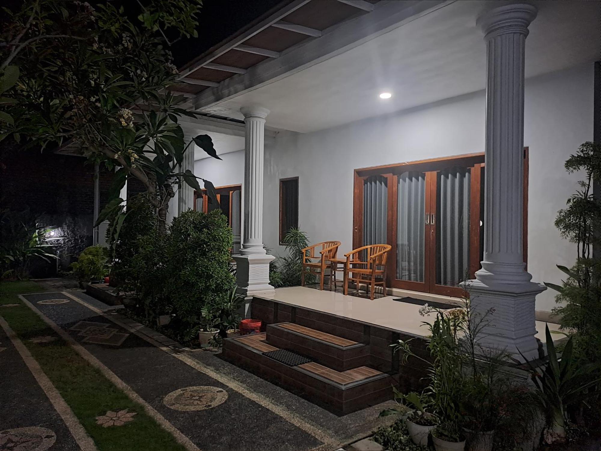 Srinadi Guest House Lovina Bagian luar foto