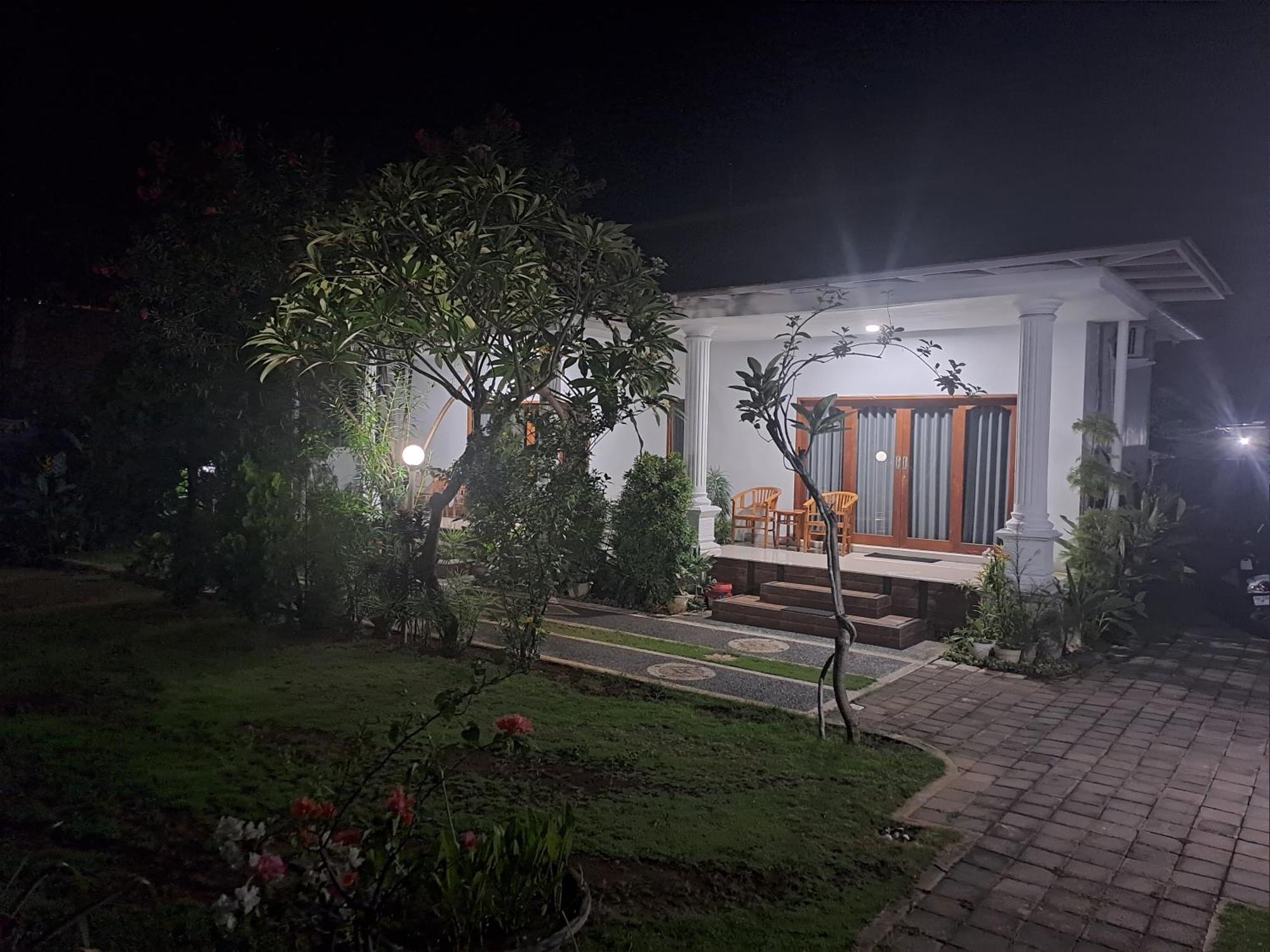 Srinadi Guest House Lovina Bagian luar foto